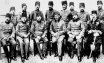 Çanakkale cephesini yöneten 5. Ordu karargah subahları: Ayaktakiler (sağdan); İkinci Ordu Kur. Bşk. İsmet (İnönü) Bey, Yaver Ütğm. Asım