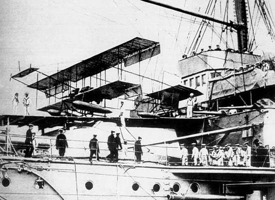 İskenderiye Limanı'nda keşif uçakları gemilere yükleniyor (1915).